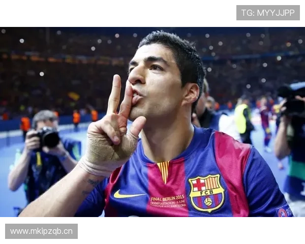 苏亚雷斯：巴萨三冠王时期核心作用与团队成就解析